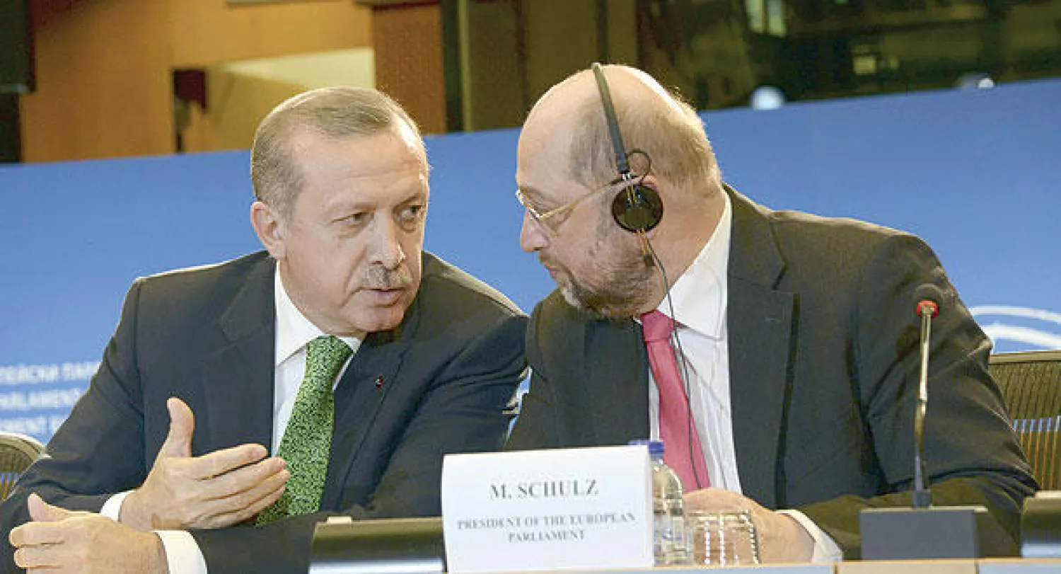 رئيس الوزراء التركي رجب طيب إردوغان في مؤتمر صحافي مشترك مع رئيس البرلمان الأوروبي مارتن شولتز في بروكسل أول من أمس (أ.ف.ب)