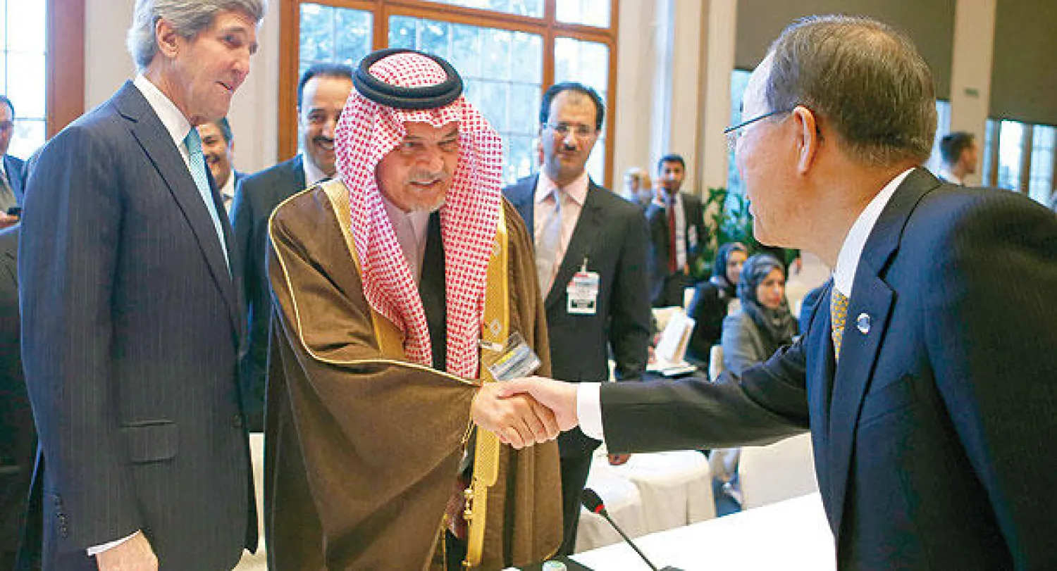 وزير الخارجية السعودي الأمير سعود الفيصل يصافح الأمين العام للأمم المتحدة بان كي مون  قبيل بدء الجلسة الافتتاحية لمؤتمر {جنيف2} (رويترز)