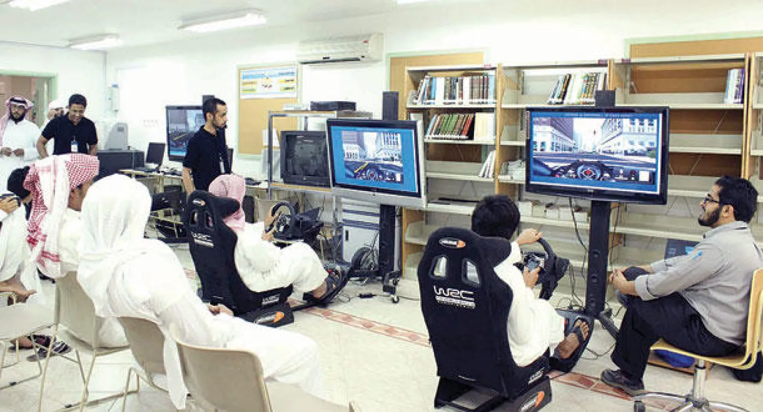 حملة أطلقها «المرور» تحاكي الأضرار التي قد تنجم عن القيادة باستخدام الهاتف الجوال (واس)