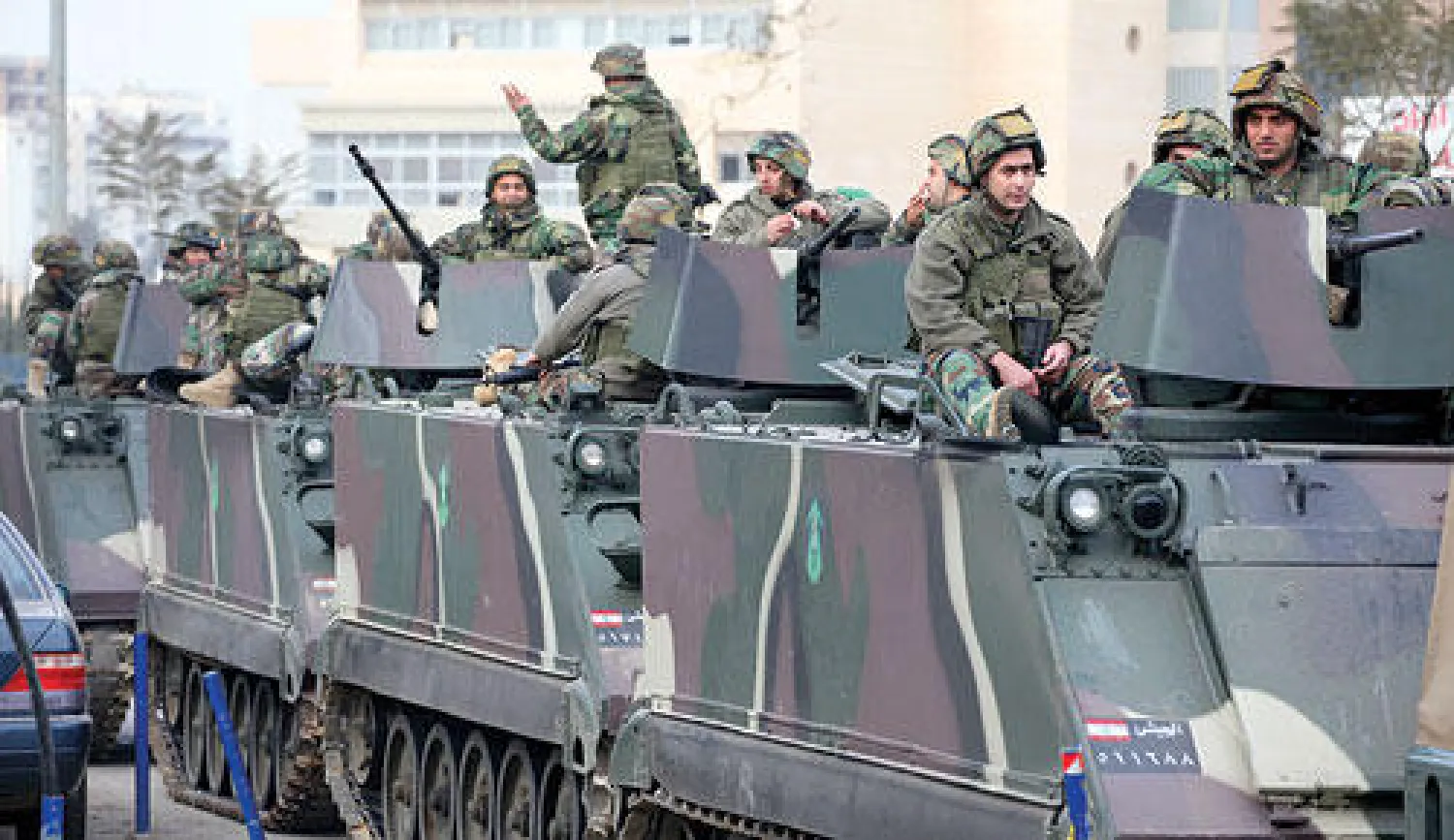 دورية تابعة لقوات الأمن اللبناني تقوم بدورها في الحفاظ على الاستقرار في مدينة طرابلس أمس (أ.ف.ب)