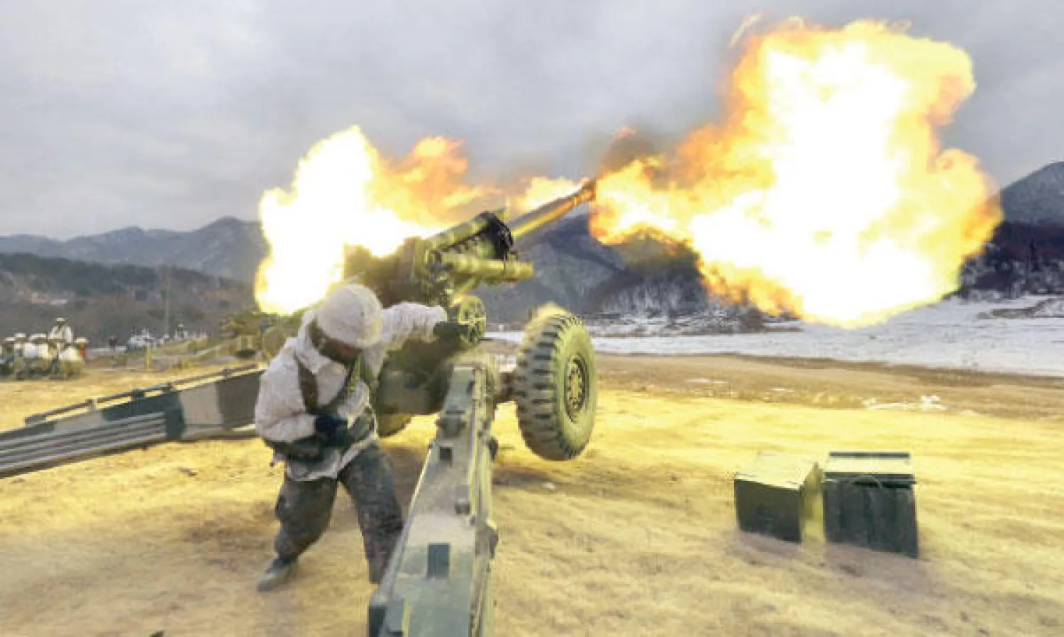 قوات كورية جنوبية تتدرب على المدفعية في منطقة ييونشيون التابعة لإقليم كيونغ كي، أمس. ومن المقرر إجراء مناورات عسكرية كورية جنوبية - أميركية الشهر المقبل مما أثار قلق كوريا الشمالية (إ.ب.أ)