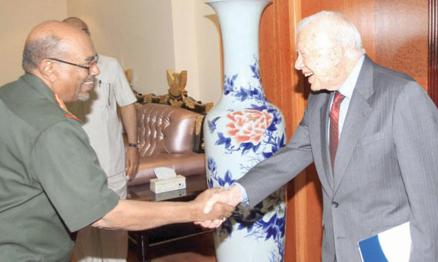 الرئيس السوداني عمر البشير لدى استقباله الرئيس الأميركي الأسبق جيمي كارتر وزوجته روزالين قبل ثلاثة أيام (أ.ف.ب)