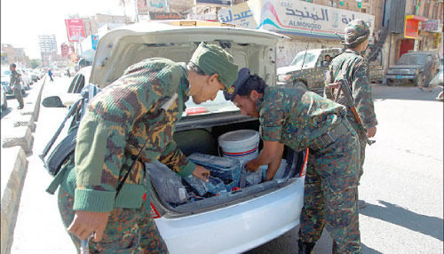 جنود يمنيون يفتشون احدى السيارات