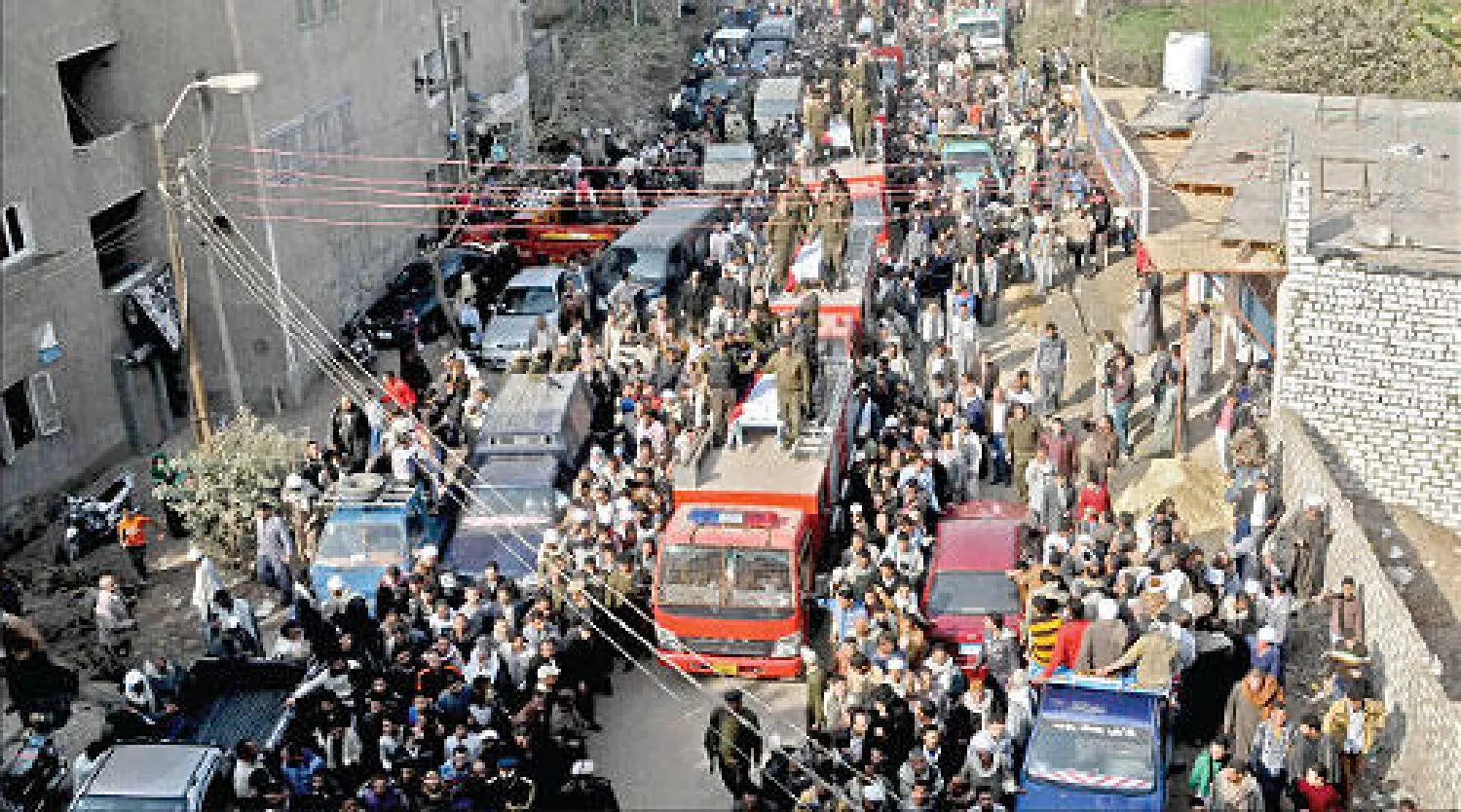 جنازة رسمية وشعبية لضحايا حادث محافظة بني سويف جنوب العاصمة المصرية أمس (أ.ب)