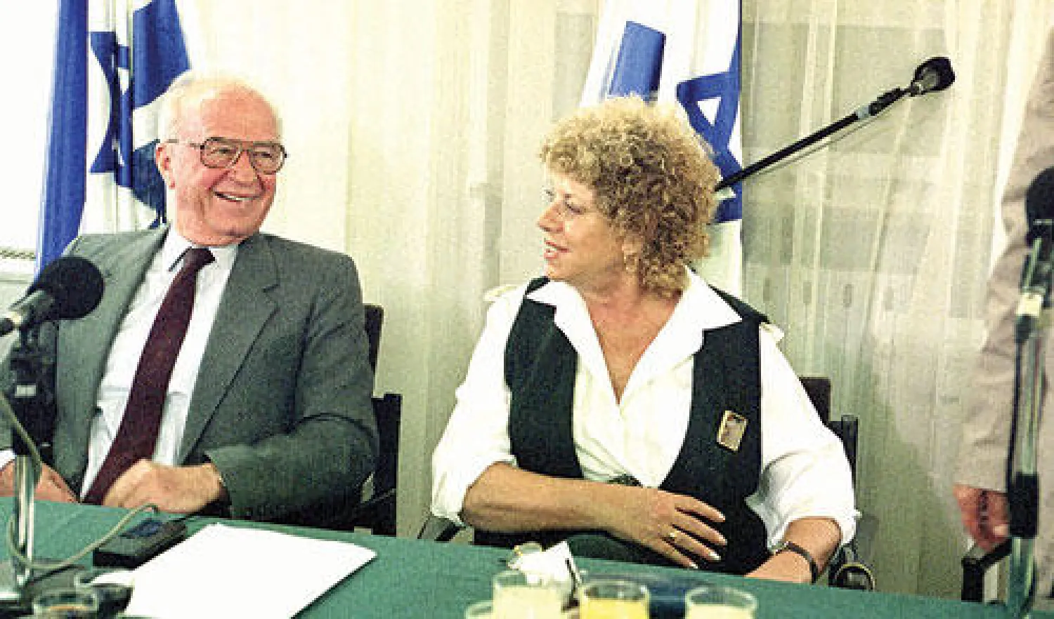 شولاميت ألوني مع إسحق رابين في لقطة عام 1993 حين كانت وزيرة التعليم في حكومته (أ.ب)