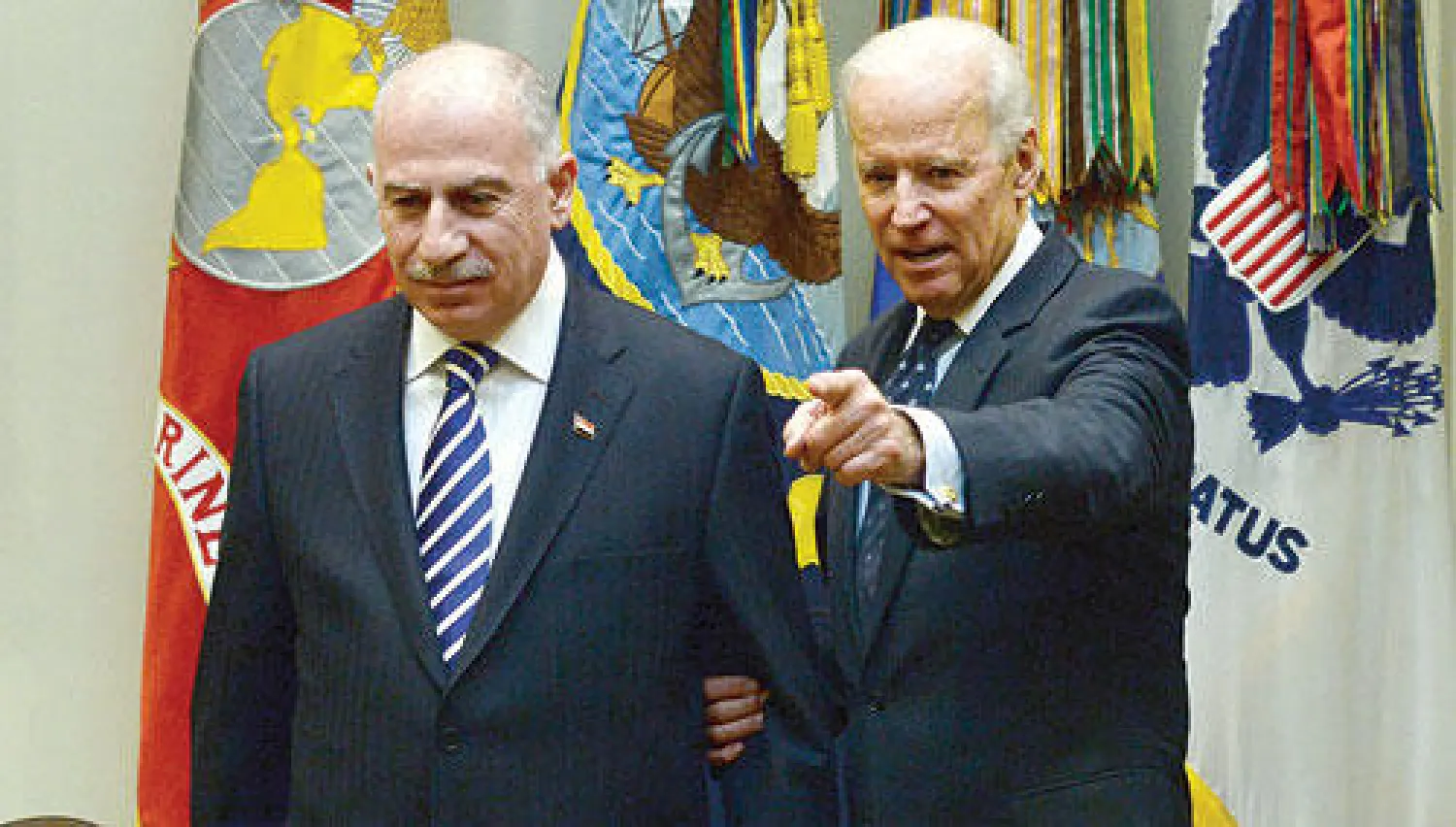 نائب الرئيس الأميركي جو بايدن يوجه رئيس البرلمان العراقي أسامة النجيفي إلى صالة روزفلت في البيت الأبيض بواشنطن أول من أمس (أ.ف.ب)