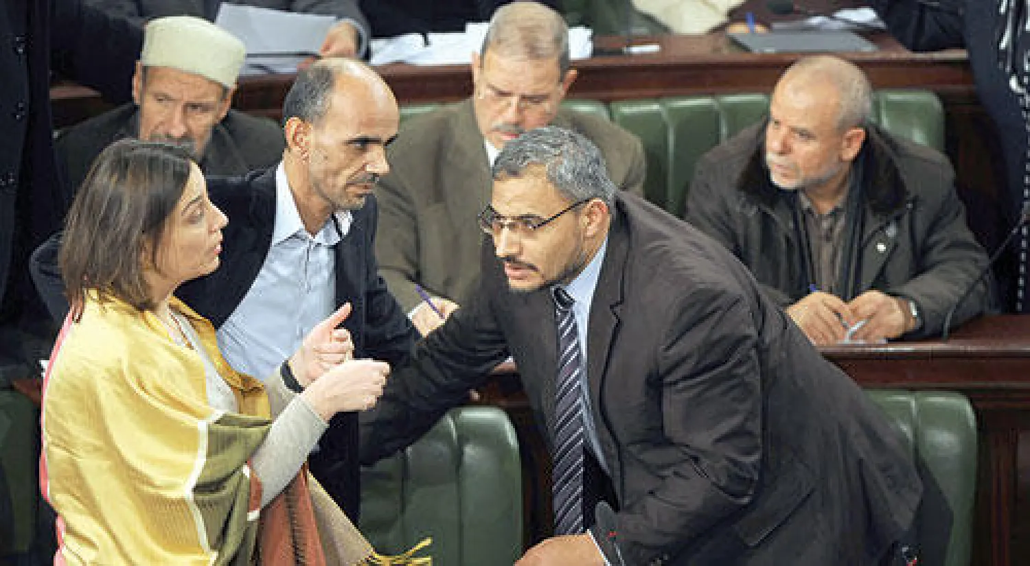 سياسيون من أحزاب تونسية مختلفة في حديث جانبي على هتمش جلسة في الجمعية الوطنية التأسيسية أمس (أ.ف.ب)