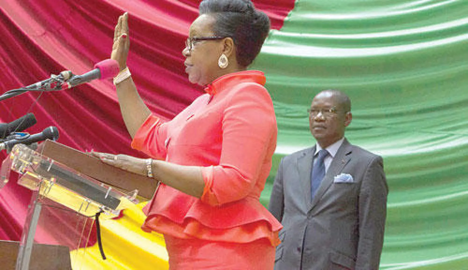 الرئيسة الجديدة كاثرين سامبا بانزا تؤدي اليمين أمام الجمعية الوطنية في بانغي أمس (رويترز)