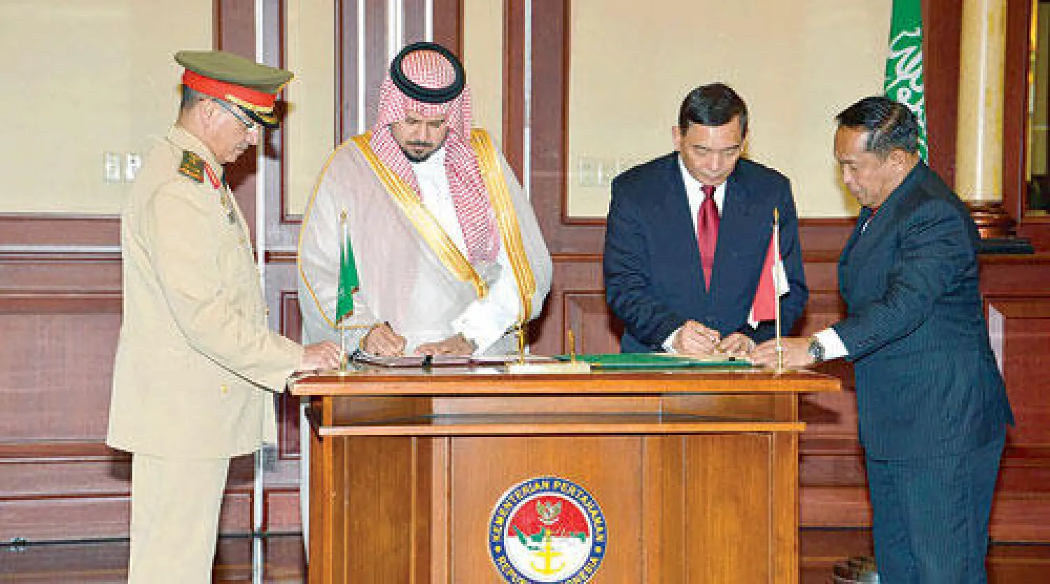 نائب وزير الدفاع السعودي ونظيره الإندونيسي خلال التوقيع على اتفاقية التعاون الدفاعي بين البلدين في جاكرتا أمس (واس)