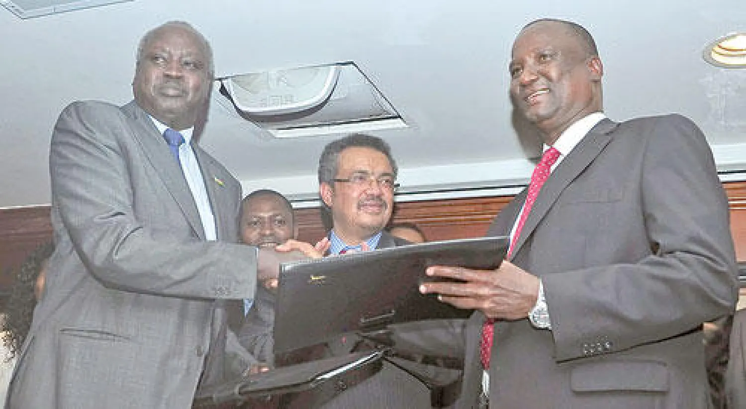 تعبان دينق (يمين) يتبادل وثيقة الاتفاق مع نيال دينق نيال في اديس ابابا  أمس (إ. ب. أ)