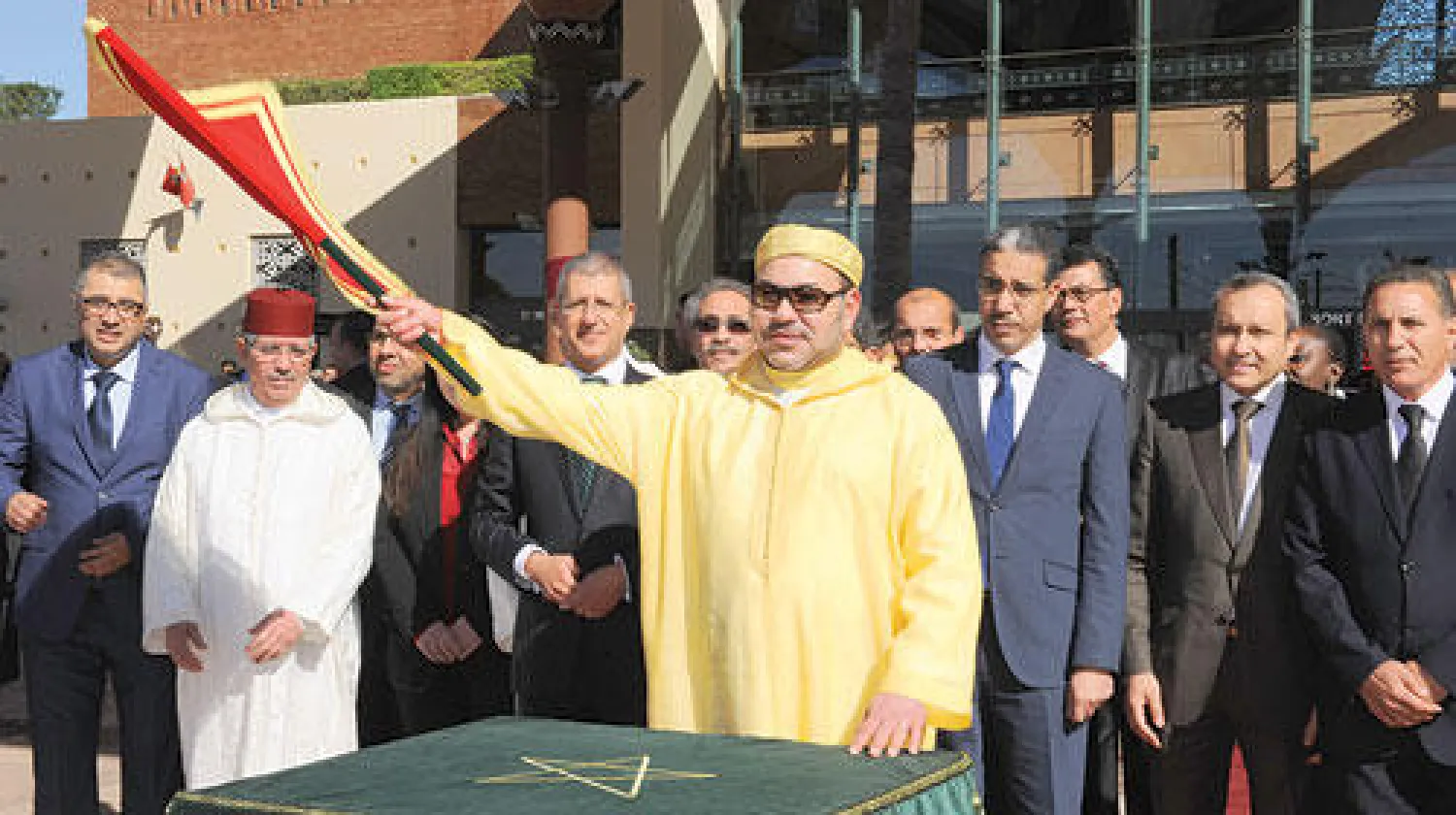 العاهل المغربي الملك محمد السادس لدى إطلاقه مشاريع تأهيل خطوط السكك الحديدية أمس في مراكش (ماب)