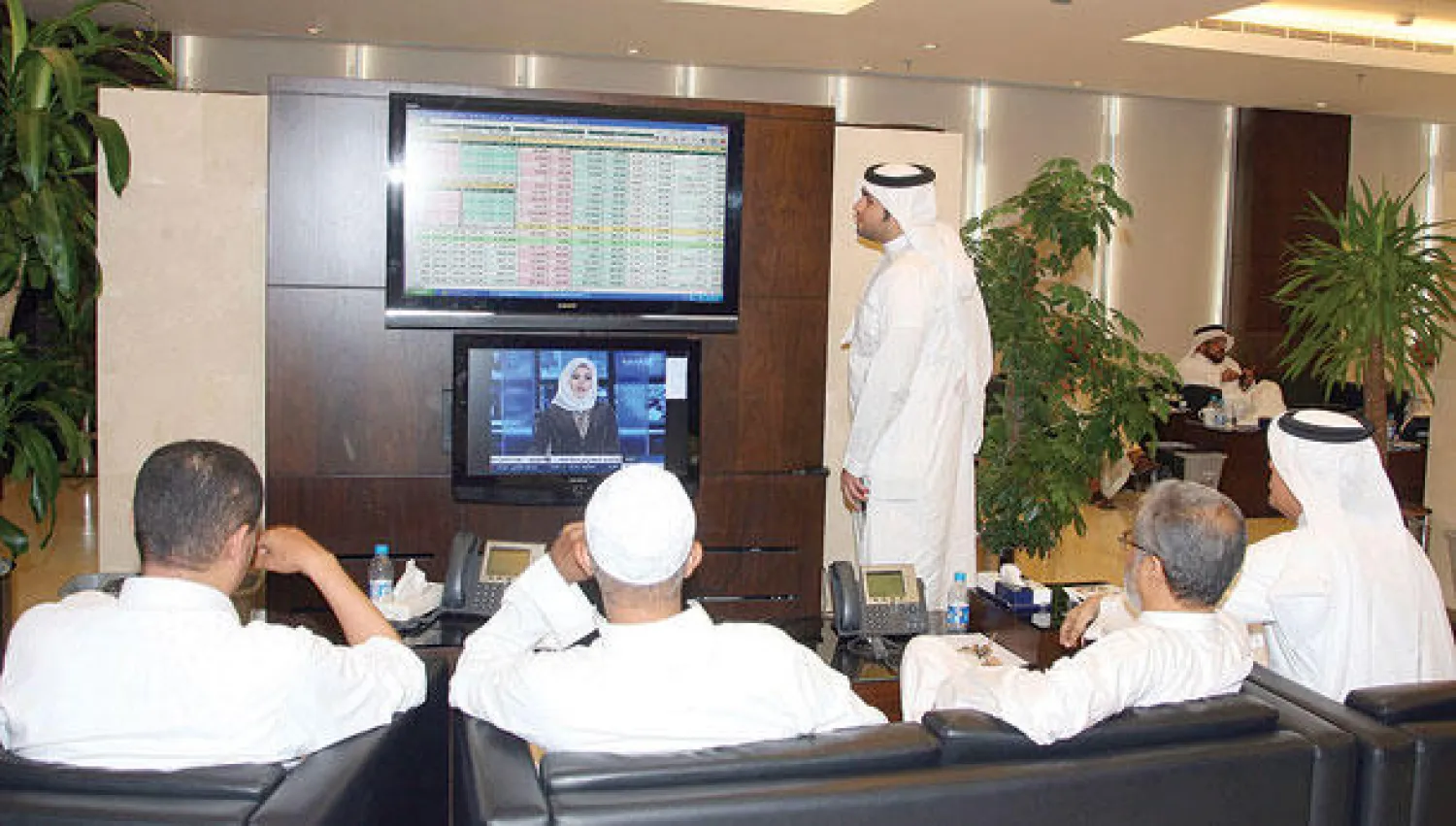 متداولون في إحدى صالات الأسهم في مدينة جدة («الشرق الأوسط»)