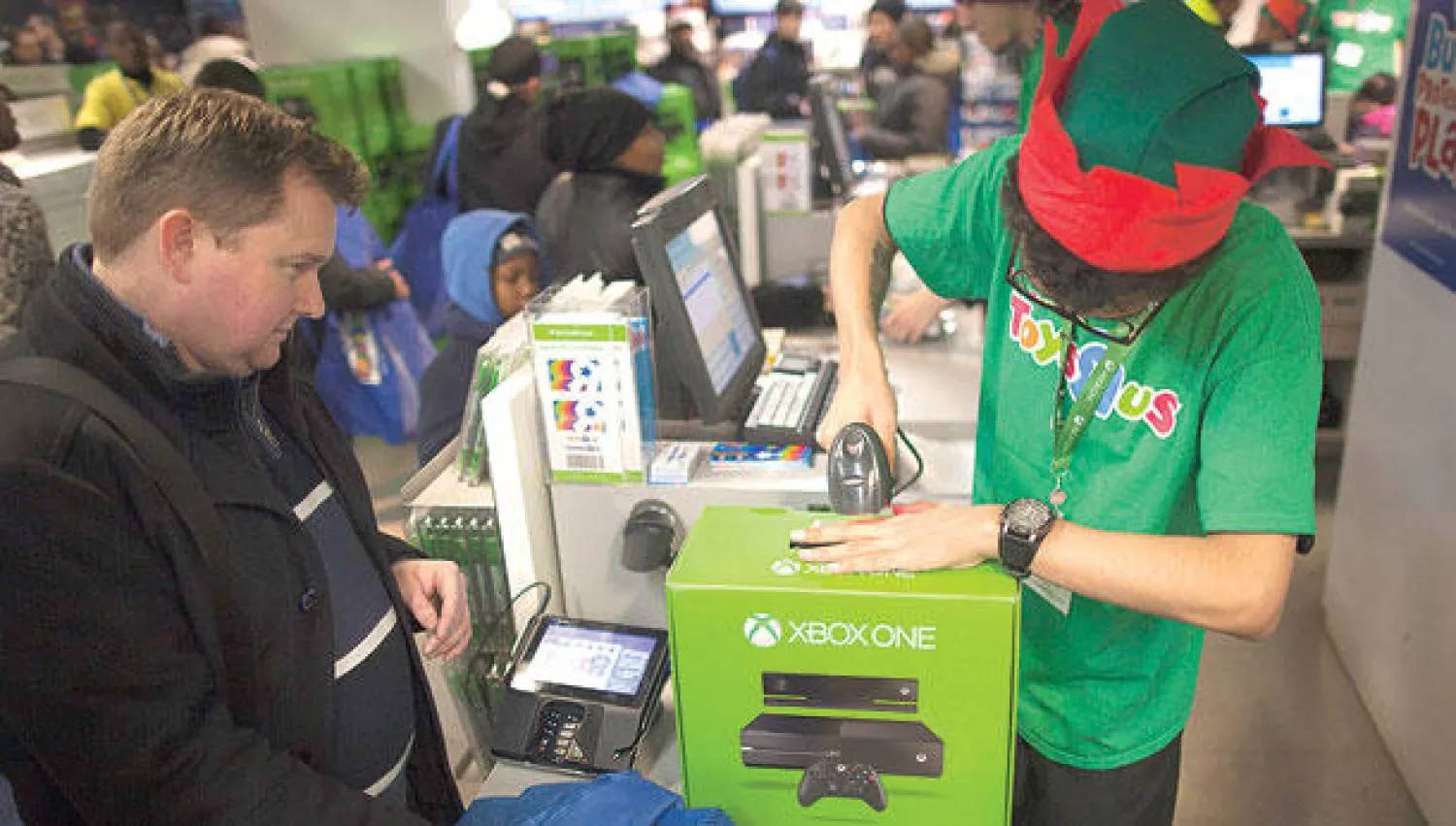 متسوق يشتري إكس بوكس وان من احد متاجر نيويورك (رويترز)