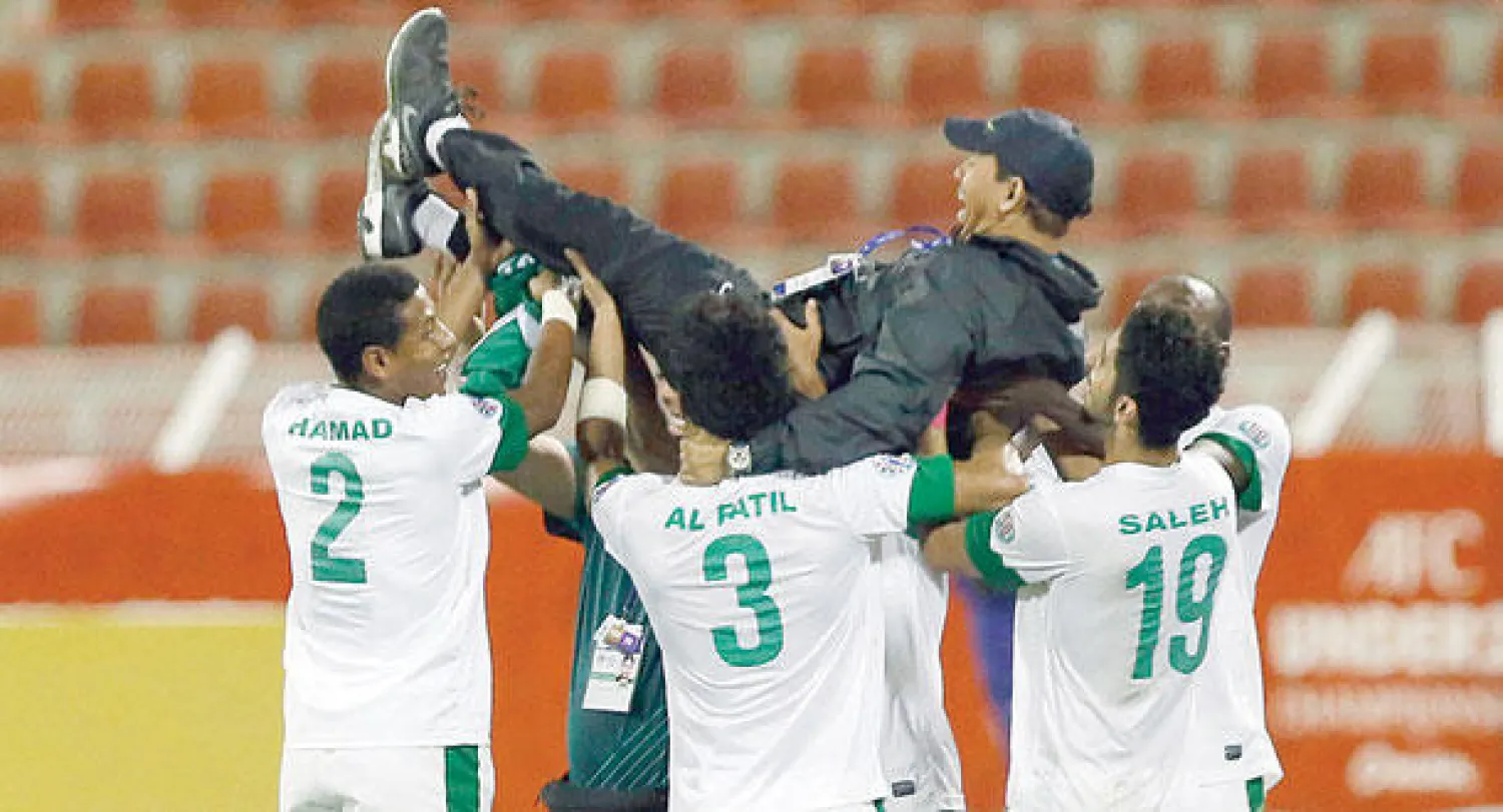 لاعبو المنتخب السعودي الأولمبي يحملون مدربهم القروني بعد التأهل إلى نهائي آسيا تحت 22 سنة