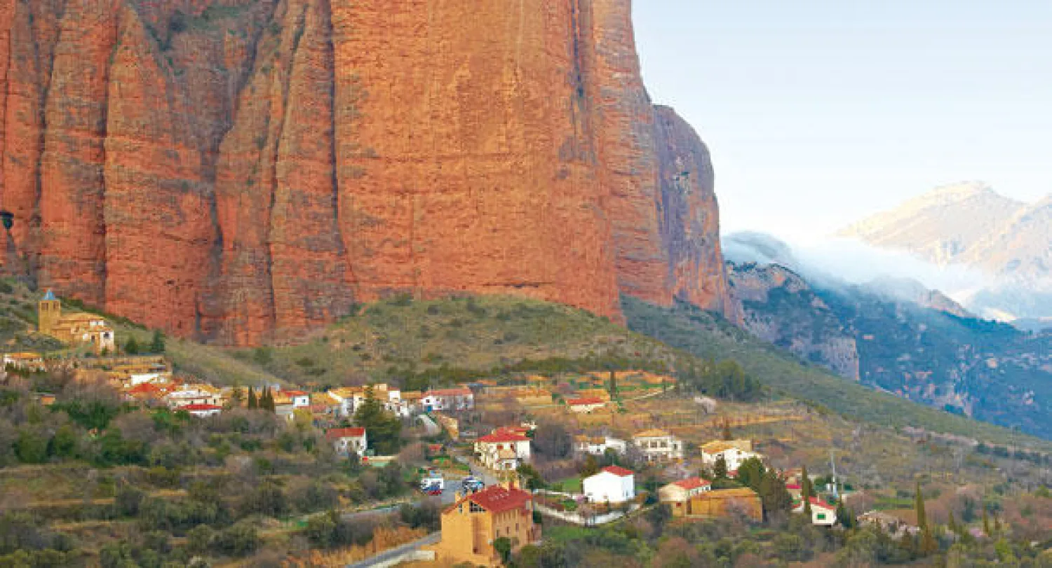 قرية أسفل  الجبال على الحدود بين فرنسا و اسبانيا