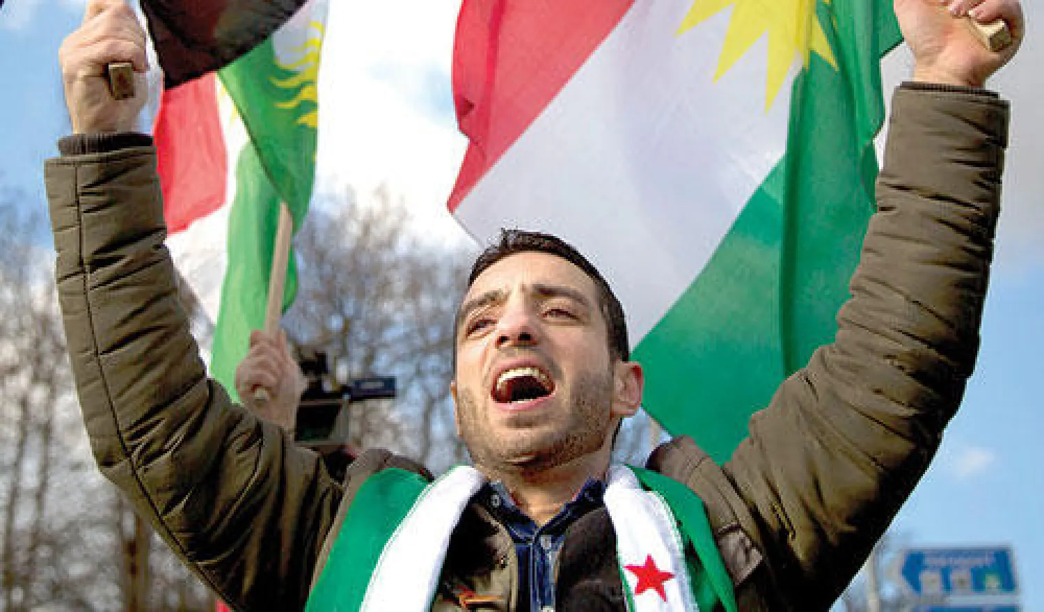 ناشط كردي سوري يحتج على استبعاد الأكراد من المحادثات في جنيف أمس (أ.ب)