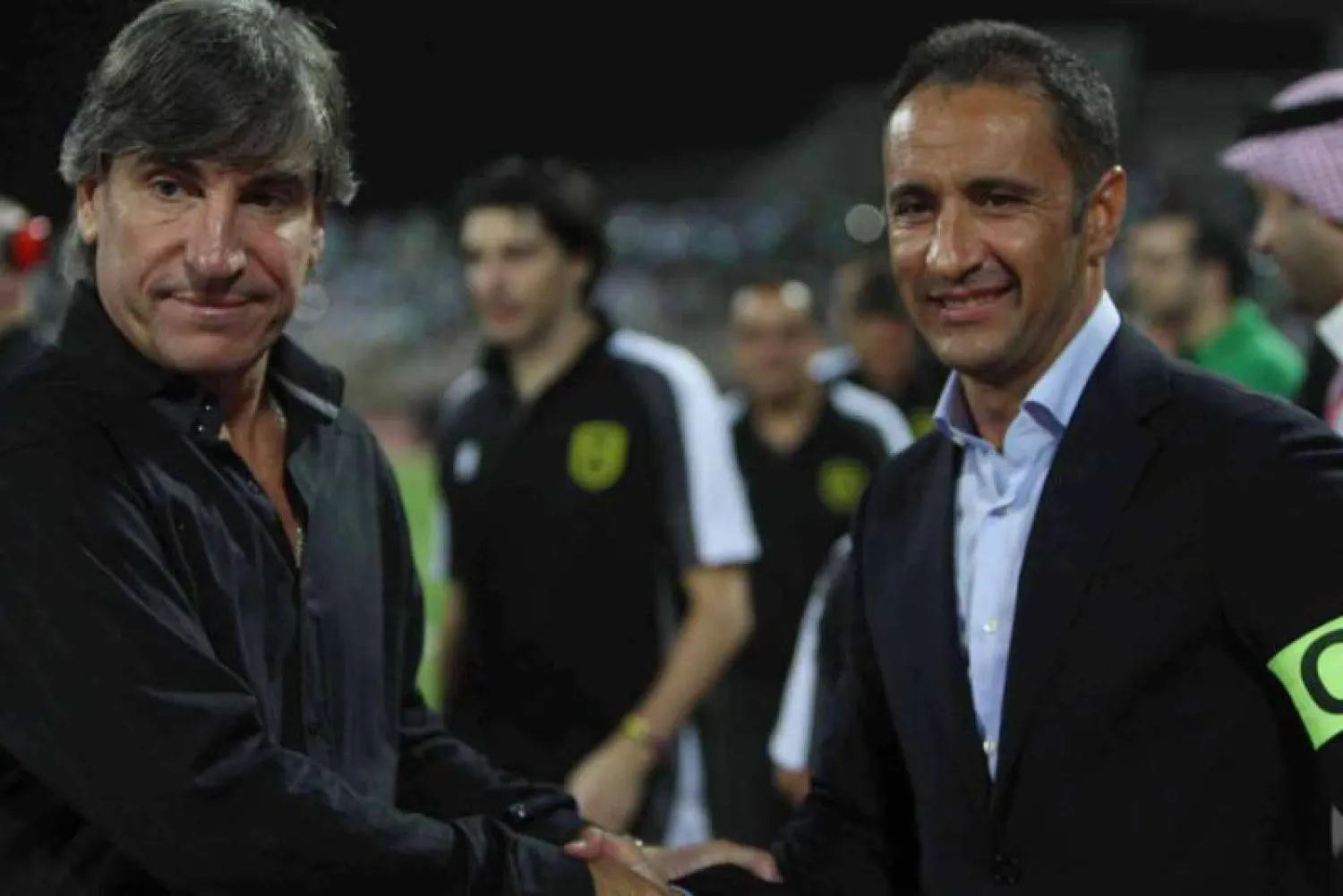 مدربا الاتحاد والأهلي فيريزي وبيريرا في لقطة قبل المباراة