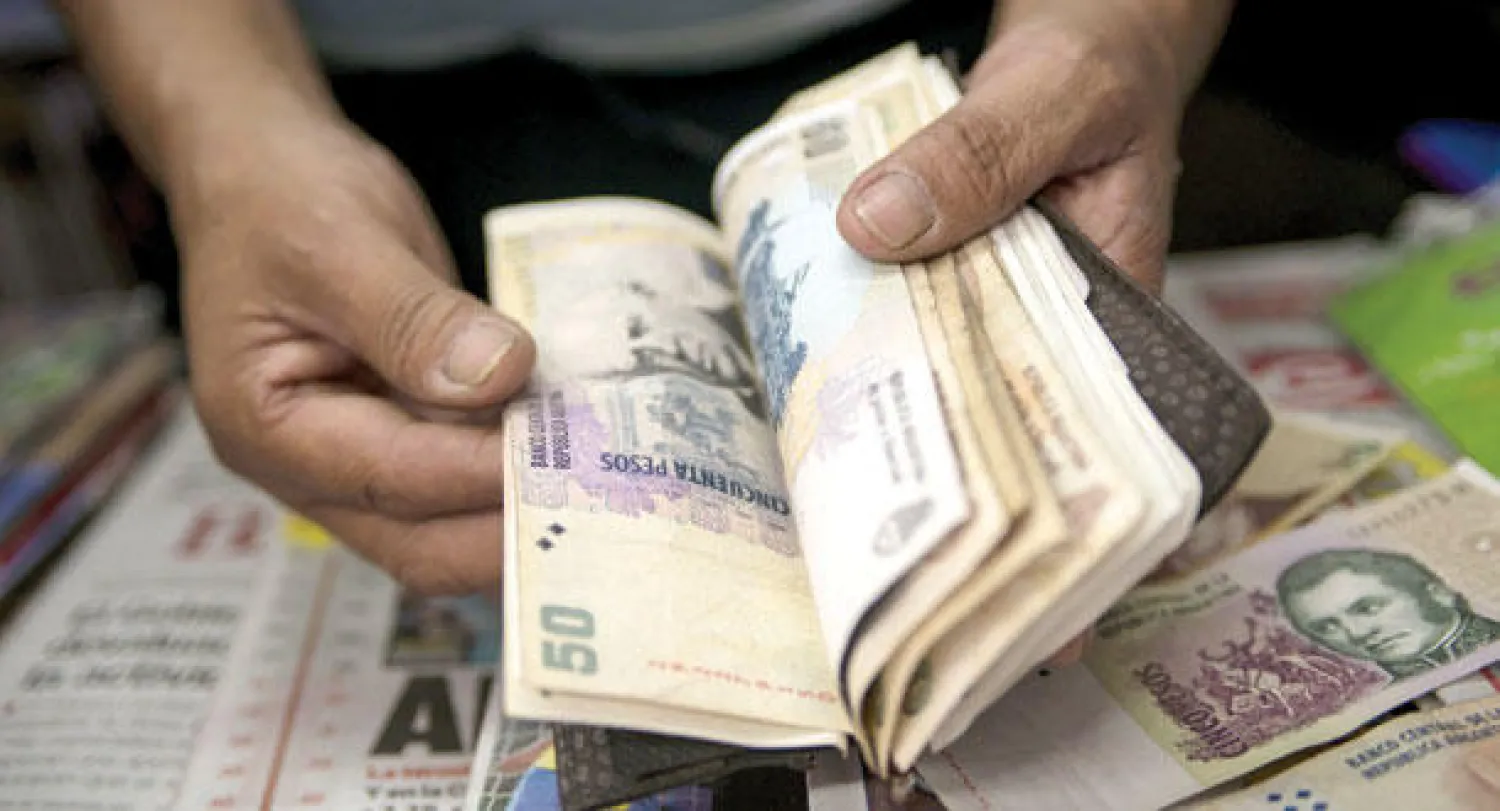 البيسو الأرجنتيني تضرر لمستويات أزمة عام 2002 في أسوأ هبوط يومي له (أ.ف.ب)