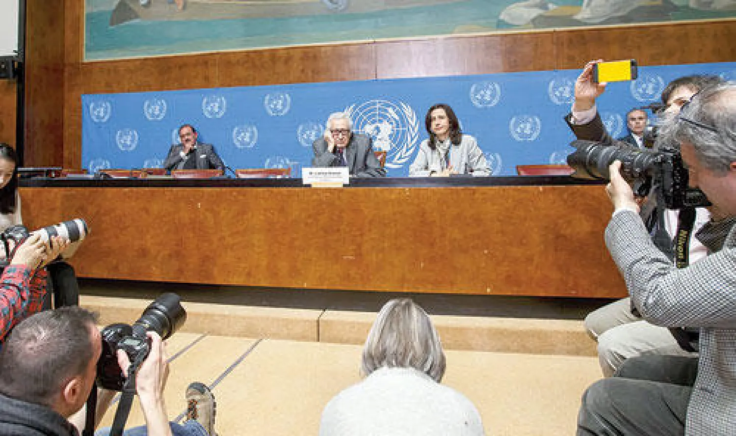 المبعوث الدولي والعربي الأخضر الإبراهيمي في المؤتمر الصحافي بعد اليوم الأول من المفاوضات مع الوفد الحكومي السوري والمعارضة السورية (إ.ب.أ)