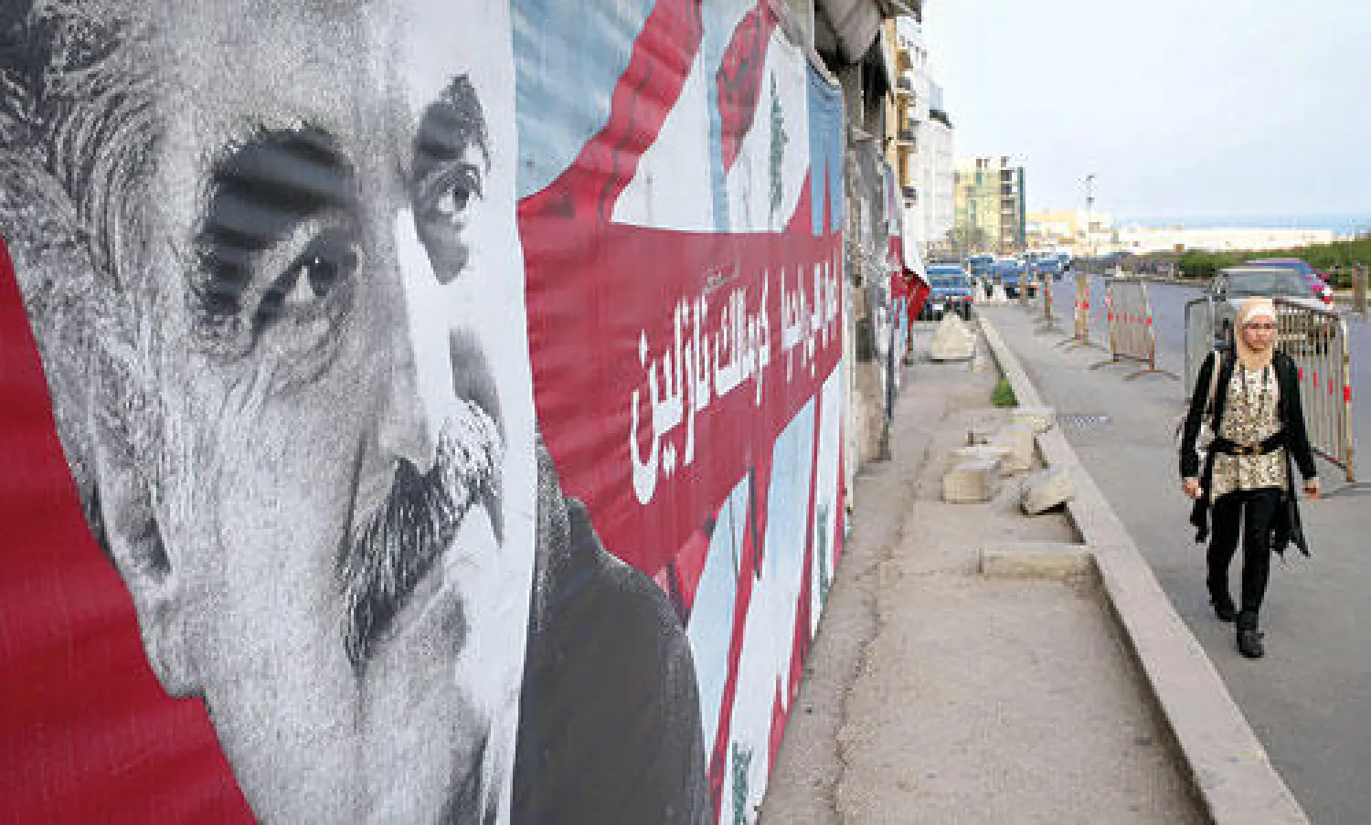 ملصق كبير للراحل رفيق الحريري  وسط بيروت (أ.ب)