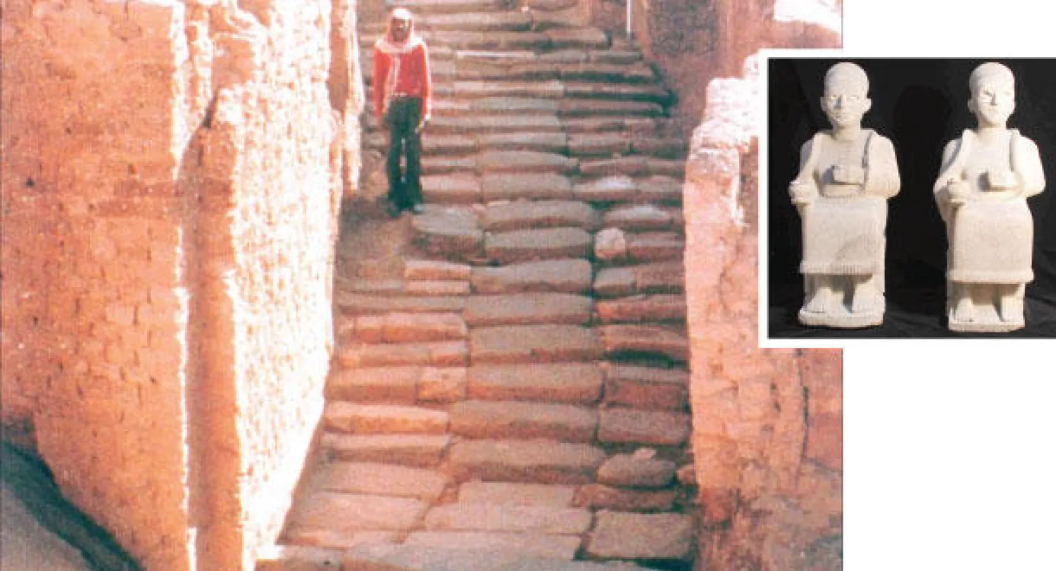 جانب من القصر الملكي المكتشف في إبلا .. وفي الإطار تماثيل ومنحوتات اكتشفت في إبلا