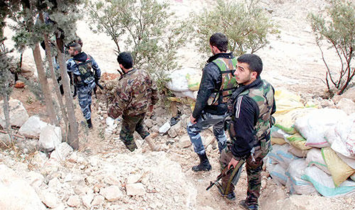 صورة وزعت أمس لجنود سوريين نظاميين على أطراف مدينة حلب (أ.ف.ب)