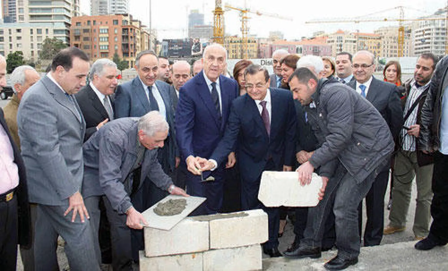 وزير الخارجية اللبناني عدنان منصور بحضور نائب رئيس الوزراء سمير مقبل يضع حجر الأساس لمبنى جديد للوزارة في بيروت أمس (دالاتي ونهرا)