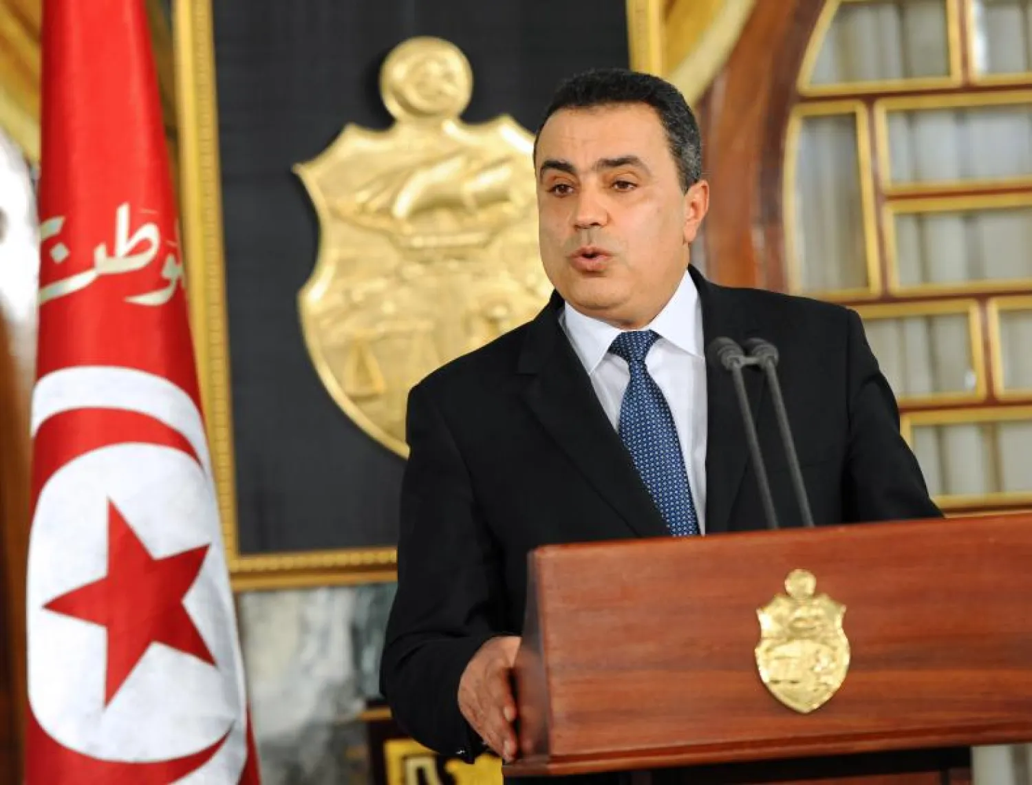 تونس: تأجيل الإعلان عن الحكومة المؤقتة.. وترقب للدستور الجديد