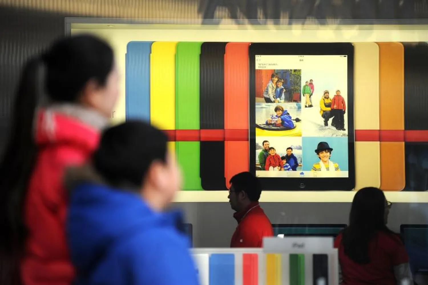 «أبل» تعلن عن إطلاق هواتف «آي فون» ذكية بشاشات أكبر في هذا العام