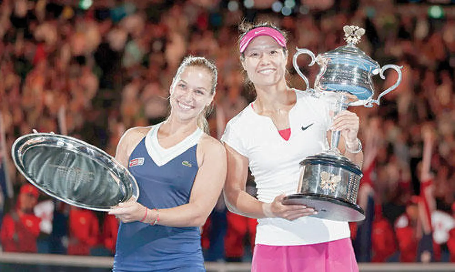 المتوجة لي نا ووصيفتها شيبولكوفا (رويترز)