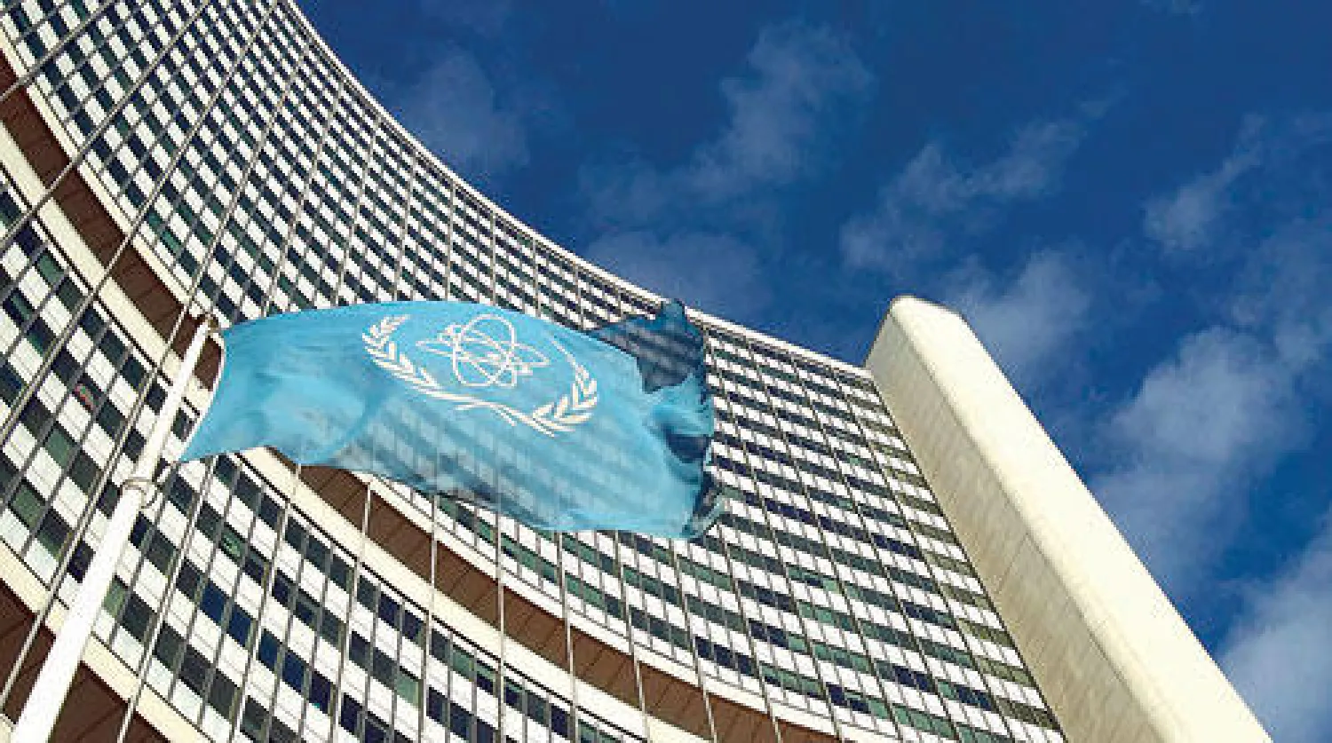 علم الهيئة الدولية للطاقة الذرية يرفرف فوق المقر الرئيسي في فيينا (رويترز)