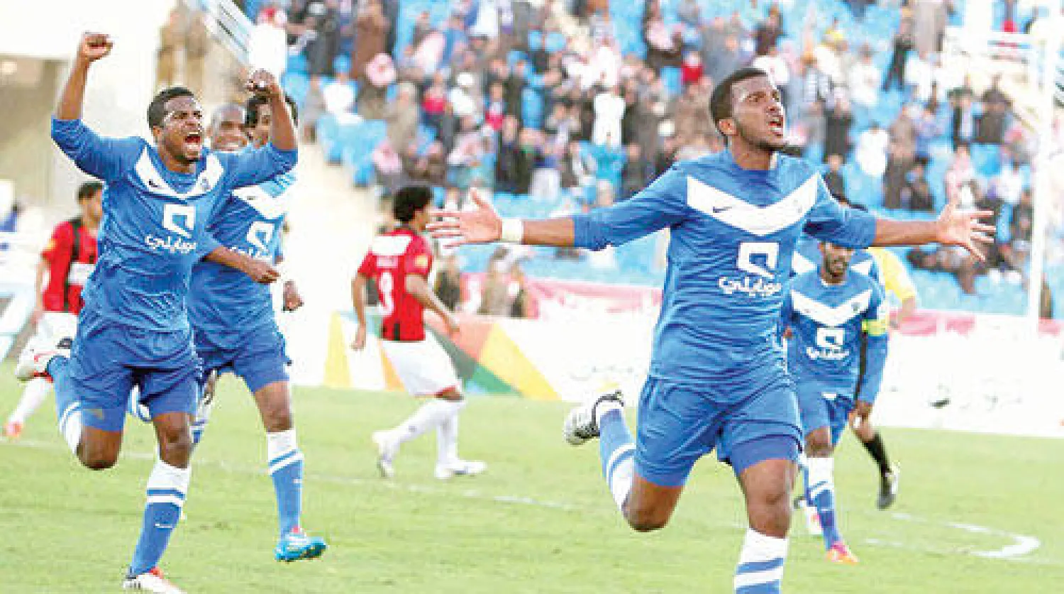 فرحة مدافع الهلال سلطان الدعيع بهدفه في شباك الرائد (تصوير: سعد العنزي)  ، جانب من مباراة النصر والعروبة