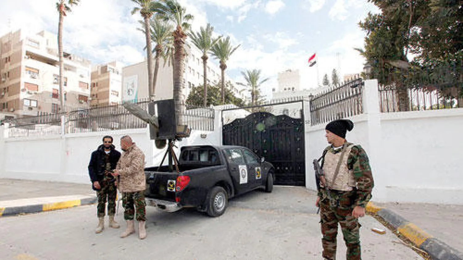 جانب من مظاهر الإجراءات الأمنية خارج السفارة المصرية في العاصمة طرابلس أمس (رويترز)