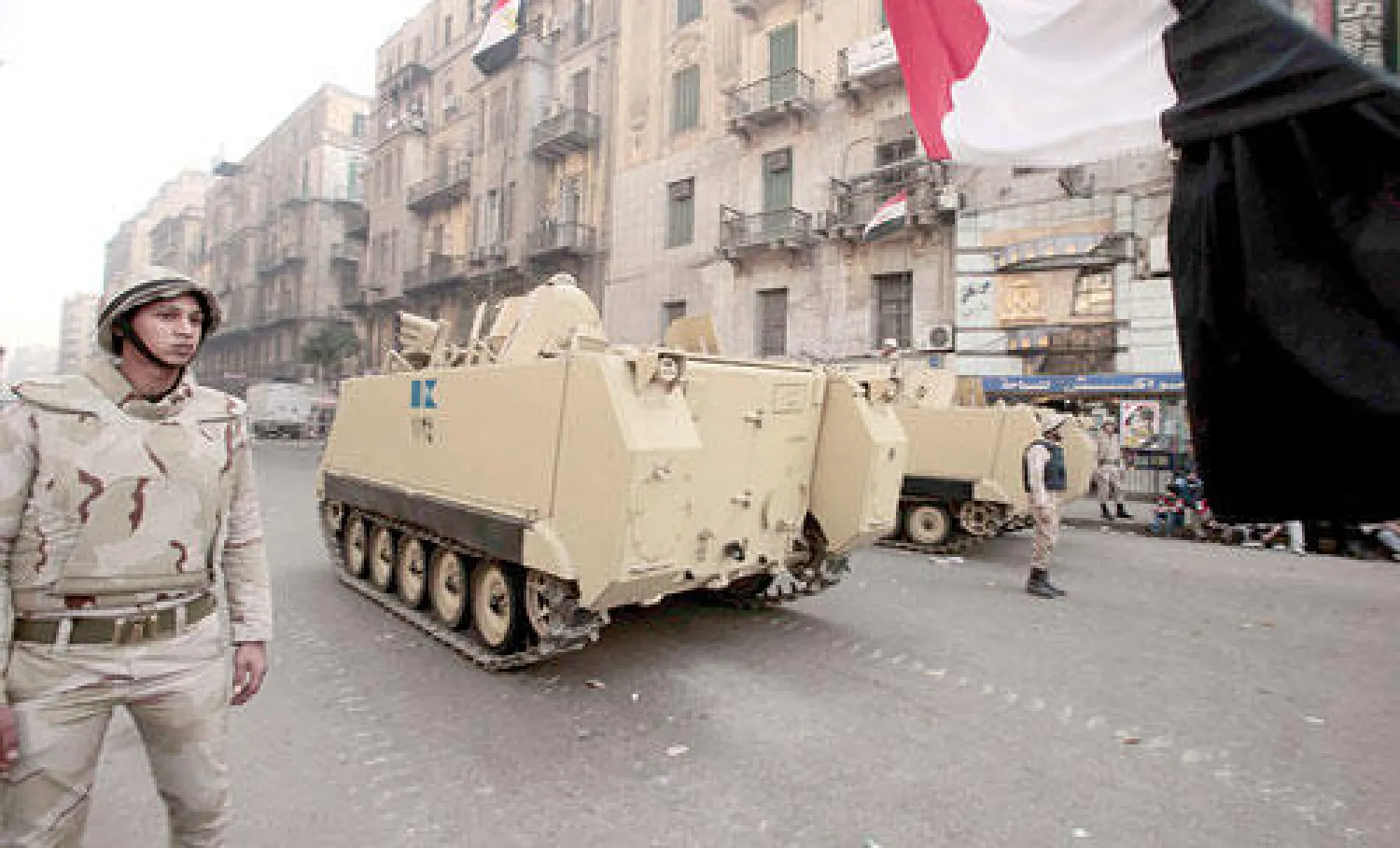 مدرعات الجيش المصري عند أحد مداخل ميدان التحرير في الذكرىالثالثة وسط القاهرة أمس (إ.ب.أ)