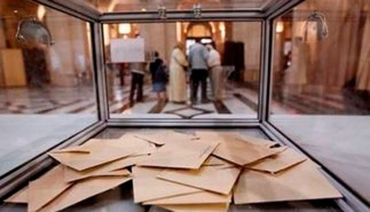 فرنسا أمام ثلاثة استحقاقات رئيسة واليسار واليمين يتراجعان