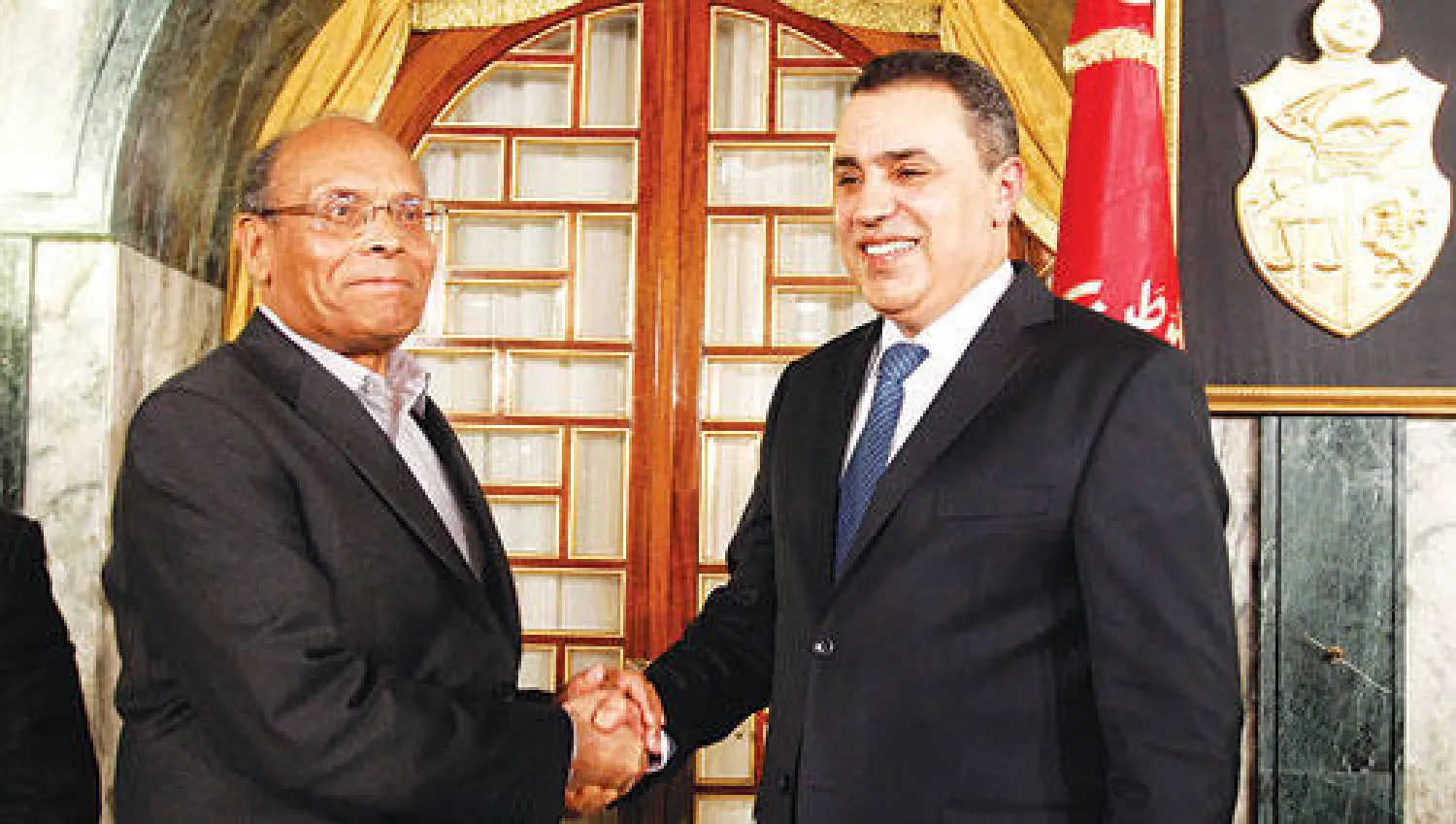 الرئيس التونسي المنصف المرزوقي لدى استقباله أمس مهدي جمعة الذي كلفه مجددا تشكيل حكومة مستقلين (رويترز)