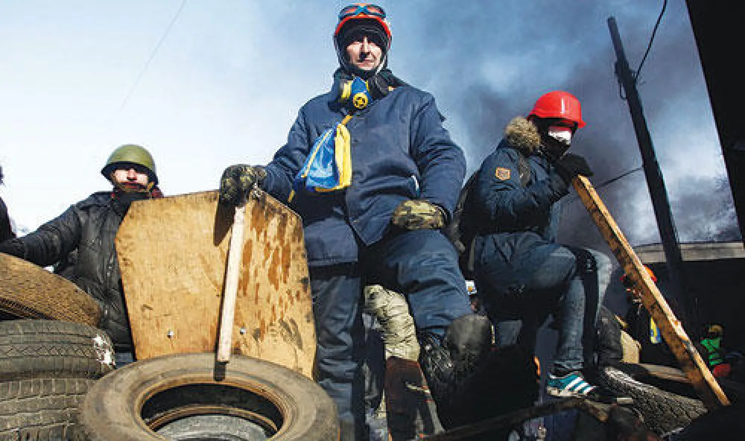 معارضون أوكرانيون بعد يوم من المصادمات بين الشرطة والمحتجين الذين حاصروا مبنى في وسط كييف أمس (رويترز)