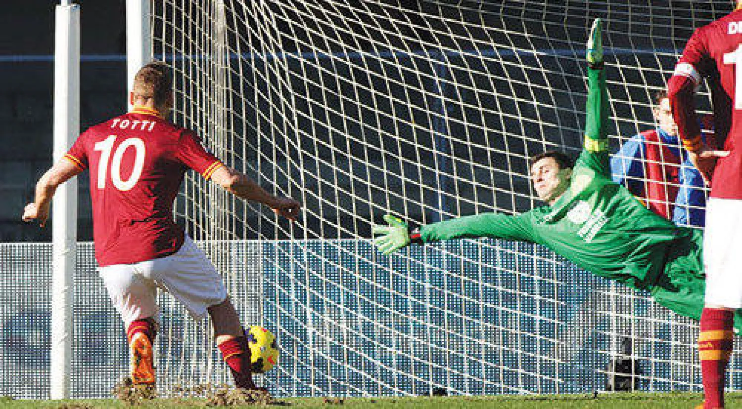 توتي قائد روما يسجل من ركلة الجزاء في شباك فيرونا (أ.ب)