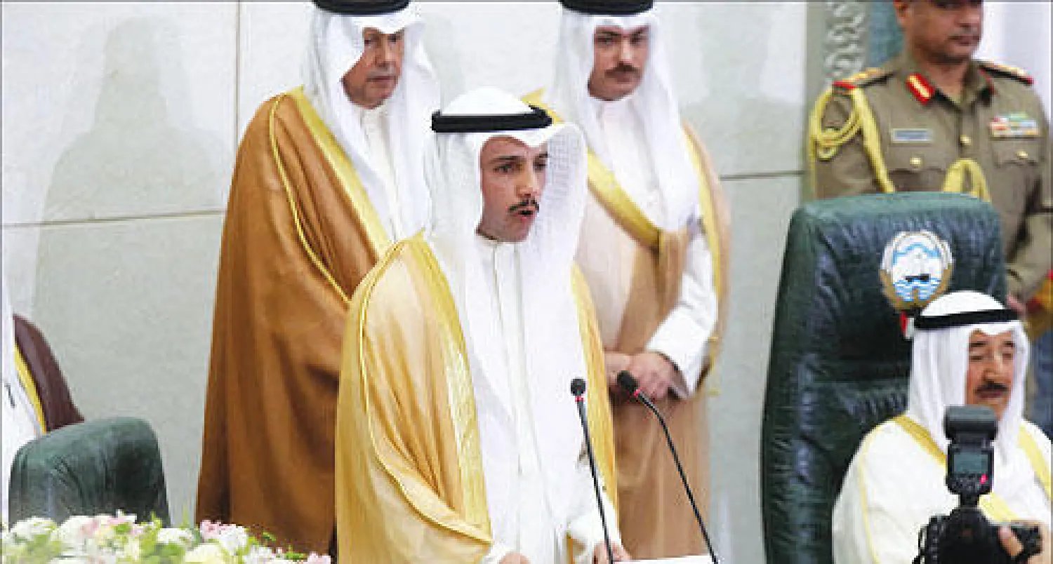 أمير الكويت الشيخ صباح الأحمد وإلى جانبه مرزوق الغانم يتحدث خلال إحدى جلسات البرلمان (رويترز)