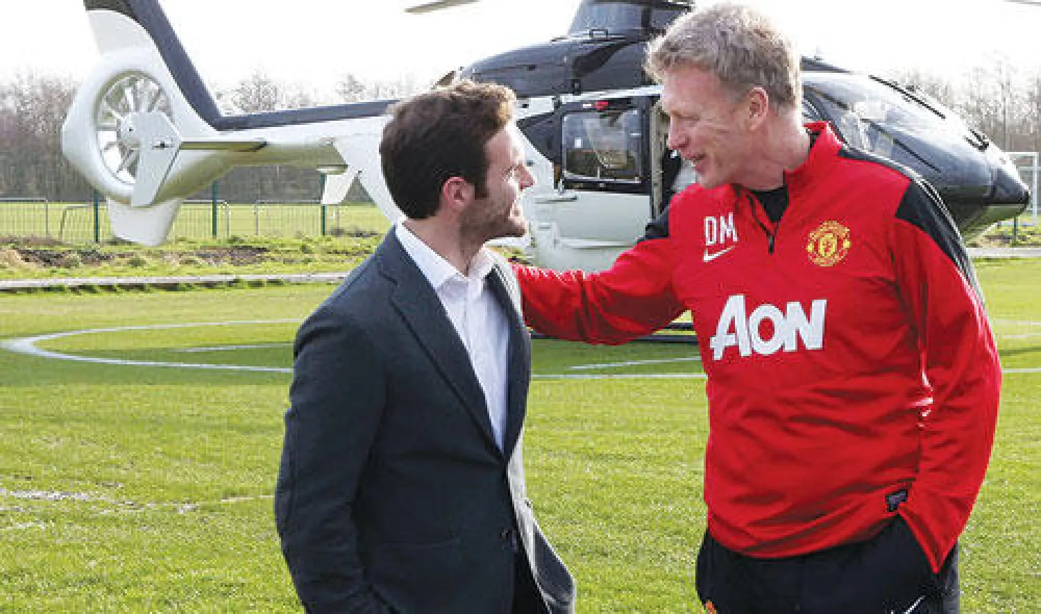 مويز يستقبل ماتا الذي وصل إلى مقر تدريب يونايتد بمروحية خاصة