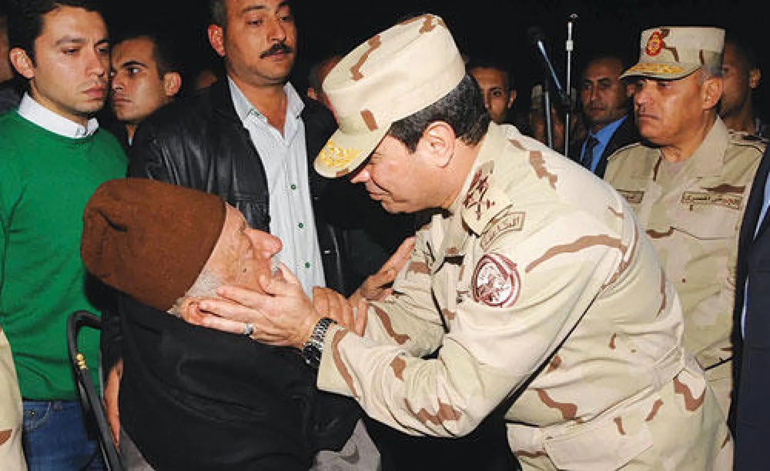 وزير الدفاع المصري الفريق أول عبد الفتاح السيسي يواسي عددا من ذوي ضحايا حادث المروحية العسكرية ليلة أول من أمس (أ.ب)