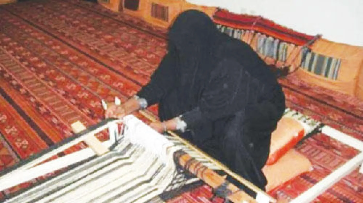 سيدة تنسج قطعة حرفية داخل مركز الأميرة جواهر