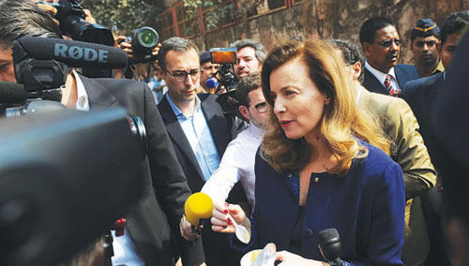 ممثلو وسائل الإعلام يحيطون بتريرفيلر في أول يوم من زيارتها لدلهي (أ.ف.ب)