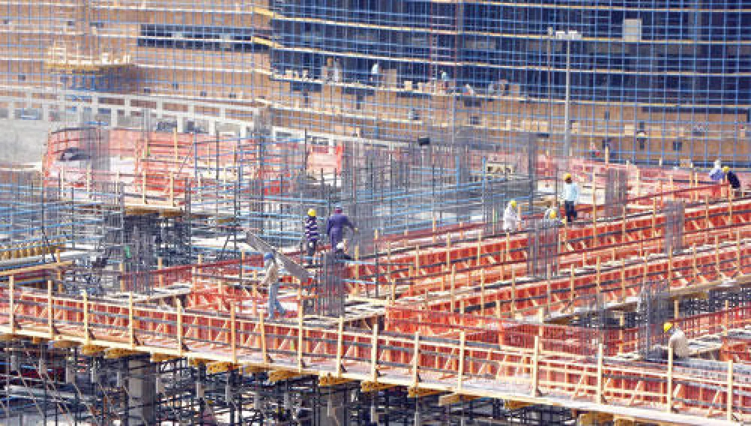 قطاع الإنشاءات والمقاولات السعودي يسهم بما يزيد على سبعة في المائة في الناتج المحلي الإجمالي، ويحقق معدلات نمو تتعدى خمسة في المائة («الشرق الأوسط»)