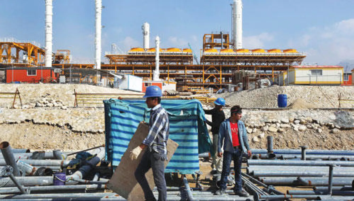 سعت شركات إيرانية عامة وخاصة وشركات صينية لسد الفراغ الذي تركه رحيل الشركات الغربية