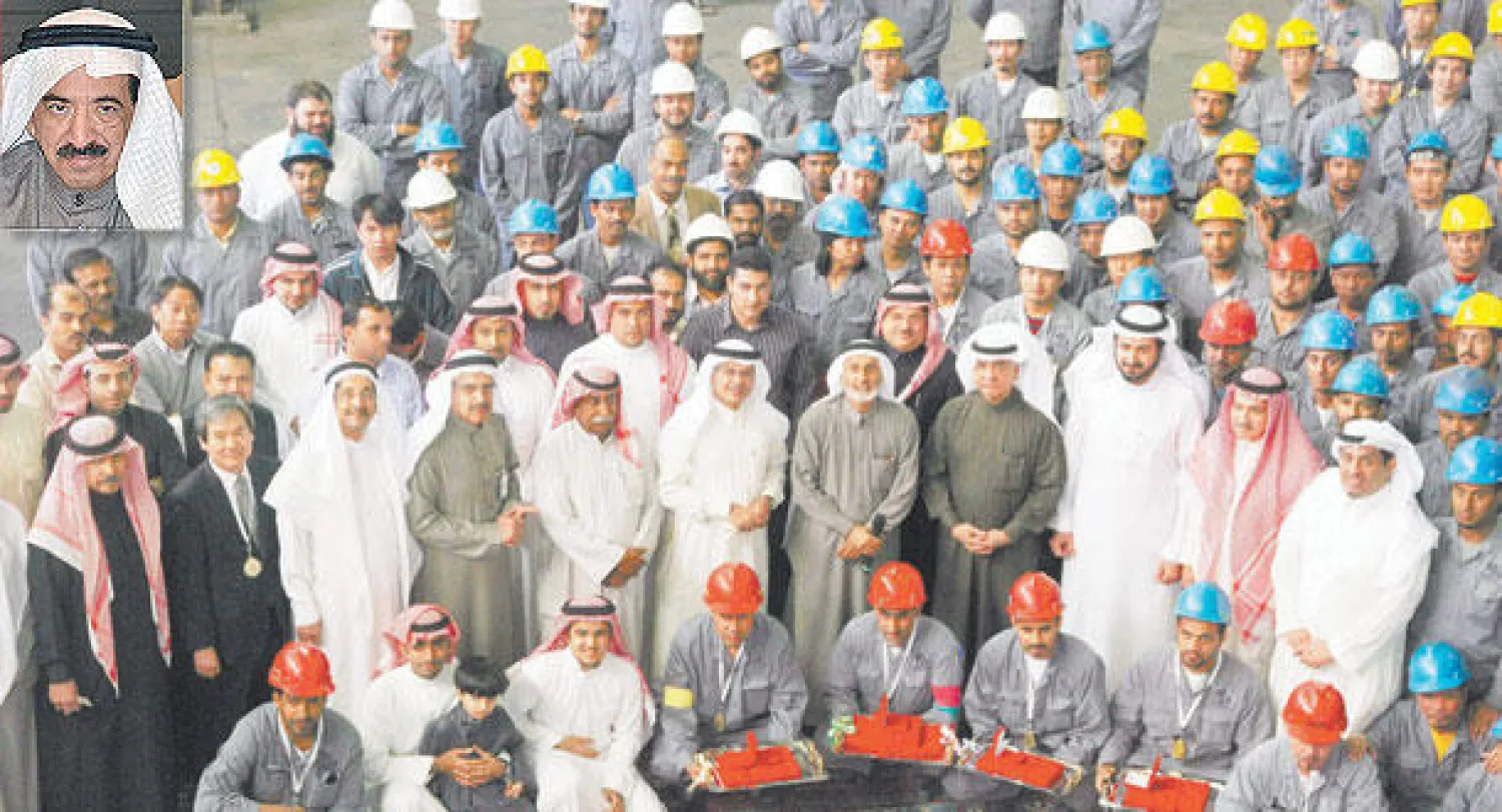 عدد من المسؤولين خلال تدشينهم أحد المصانع السعودية في وقت سابق («الشرق الأوسط») وفي الاطار المهندس سعد المعجل رئيس اللجنة الوطنية السعودية الصناعية