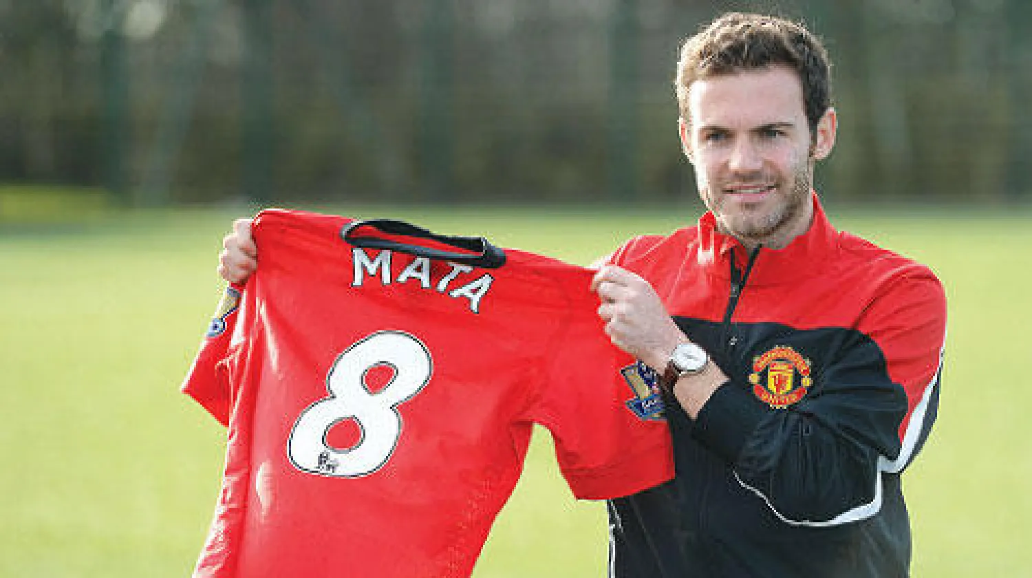 ماتا يستعرض قميصه رقم 8 في أول تدريب له مع يونايتد (إ.ب.أ)