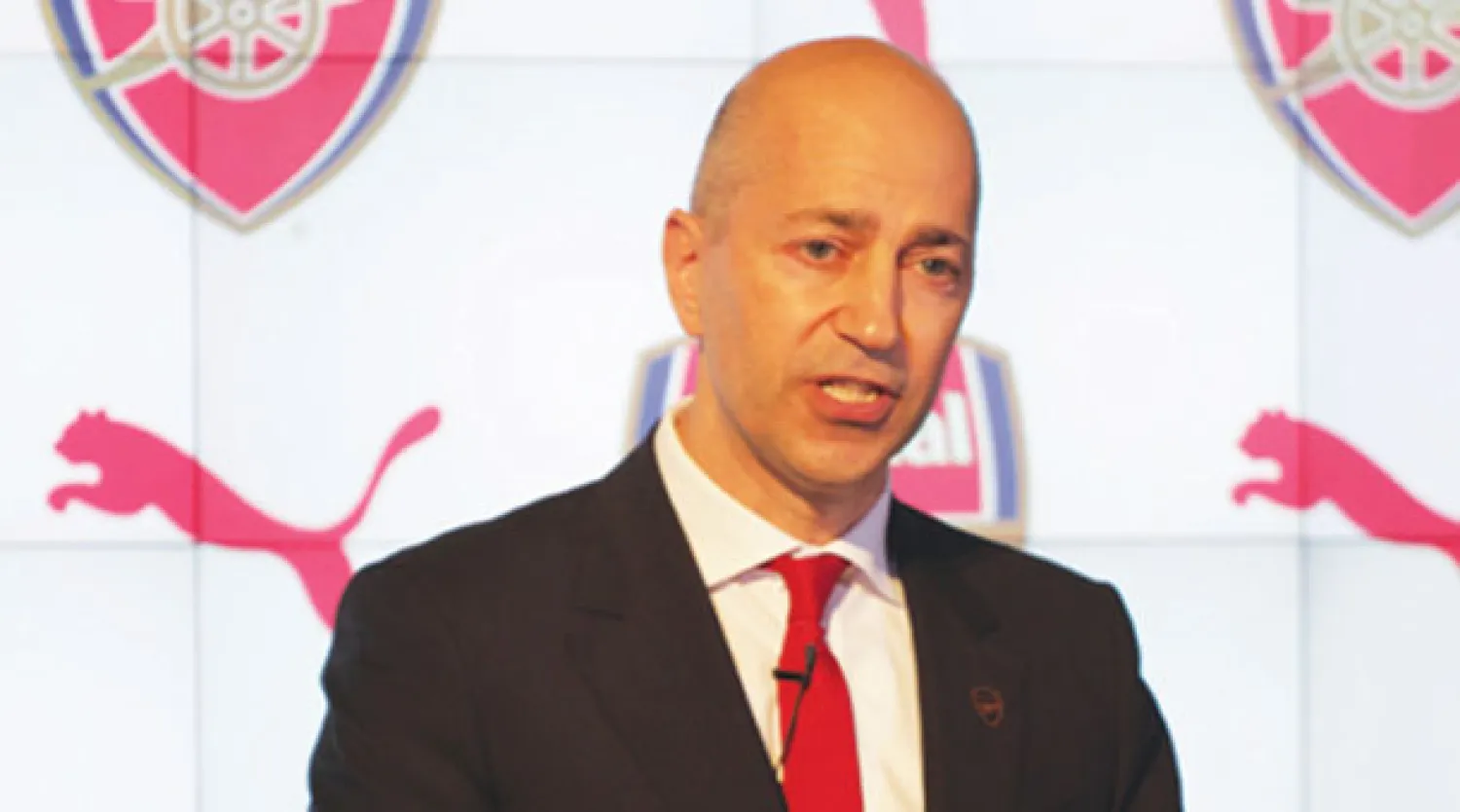 غازيديس المدير العام لآرسنال أثناء الإعلان عن الصفقة، أمس (تصوير: جيمس حنا)