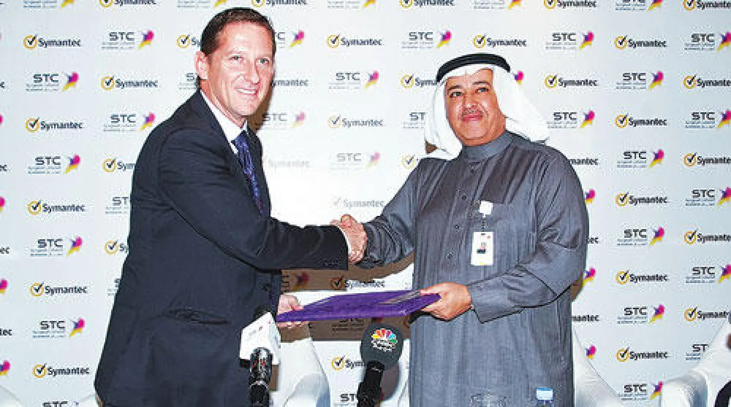 الدكتور خالد بياري وكيفن أساك بعد توقيع الاتفاقية («الشرق الأوسط»)