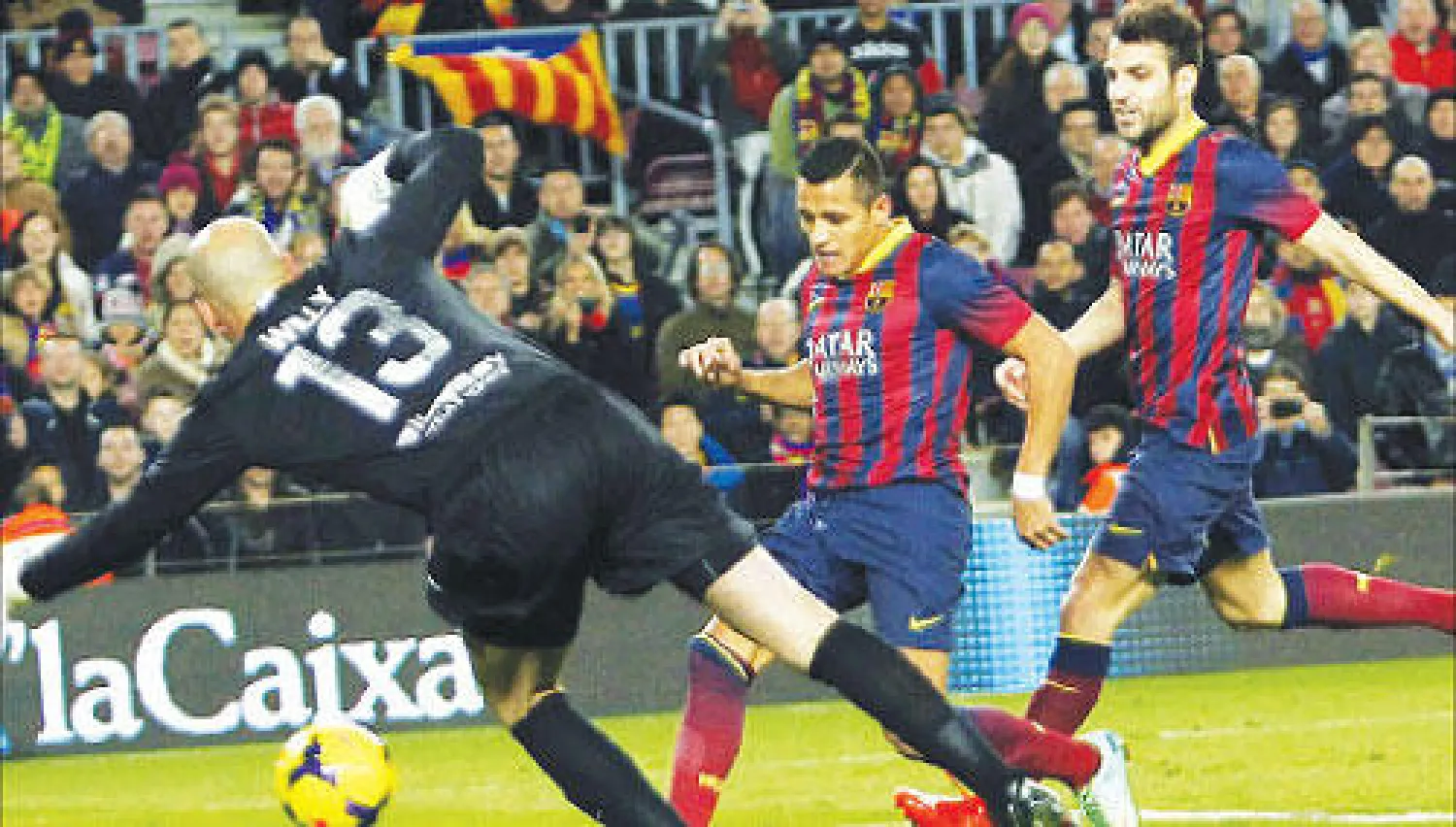 سانشيز مهاجم برشلونة يسدد في شباك حارس ملقة محرزا ثالث أهداف فريقه (إ.ب.أ)